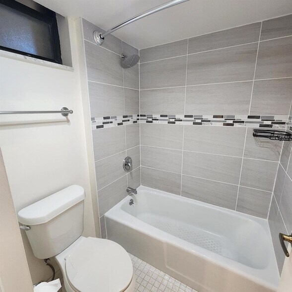 Building Photo - 5390 Woodland Lakes Dr