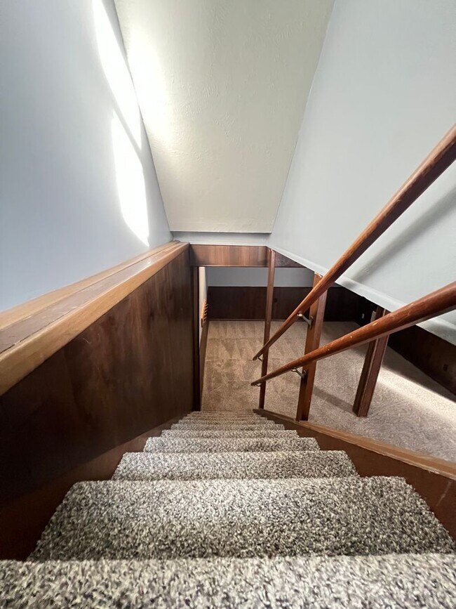 Building Photo - Beautiful walk-out ranch!