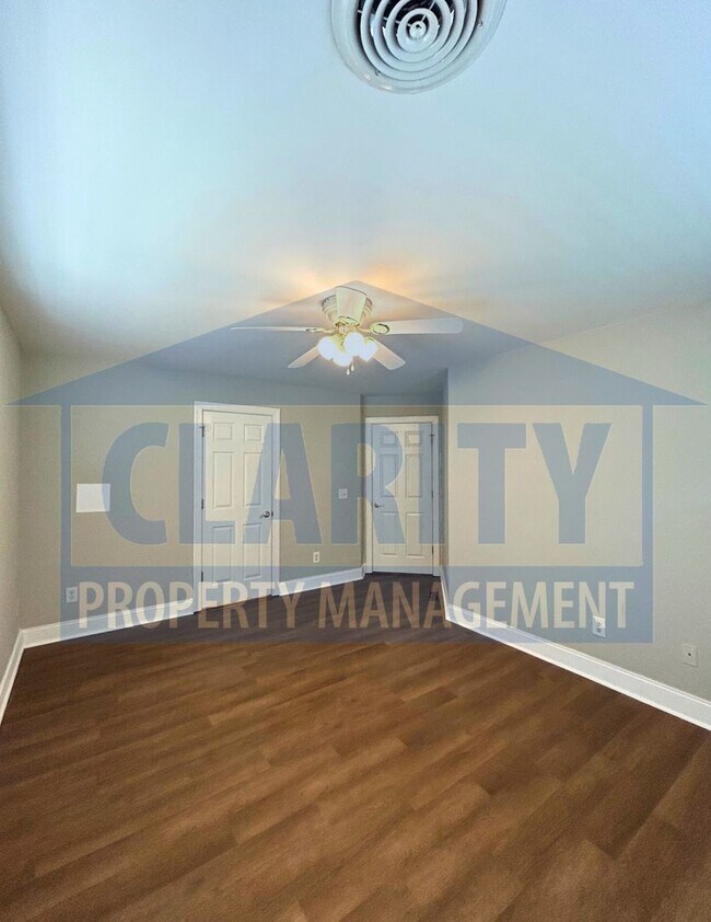 Building Photo - Beautiful three bedroom home in North Clev...