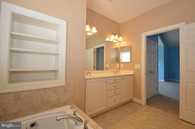 Building Photo - 43076 La Riva Dr