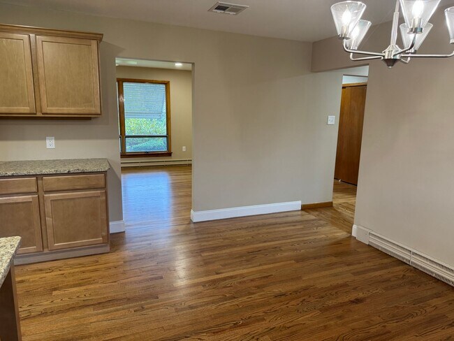 Building Photo - Stunning 3-bedroom, 3-bathroom single family home