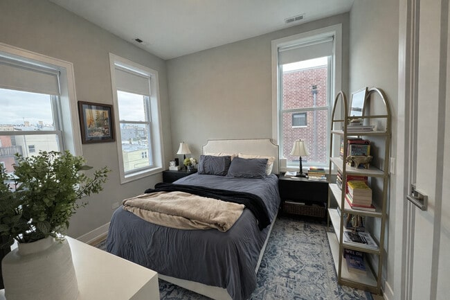 Building Photo - 1535 N Maplewood Ave