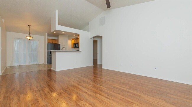 Building Photo - Welcome to this spacious 5-bedroom, 2-bathroom home in Nampa, ID