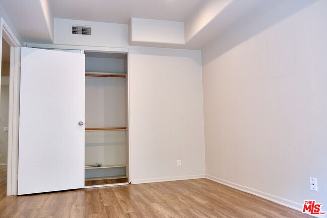 Building Photo - 1242 9th Ct