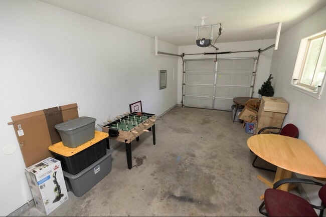 Building Photo - 2 Bedroom Duplex with Attached Garage $105...