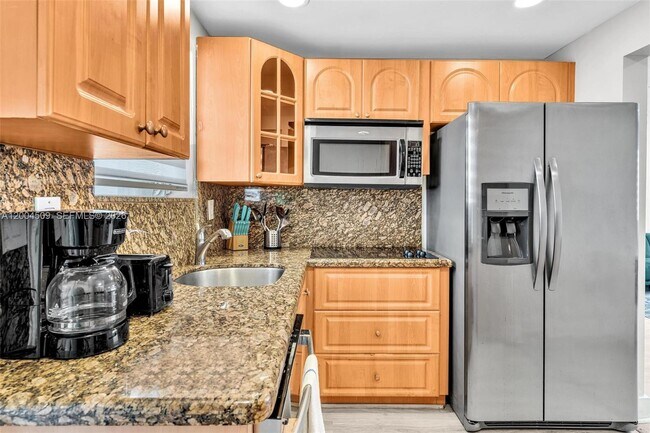 Building Photo - 10000 E Bay Harbor Dr