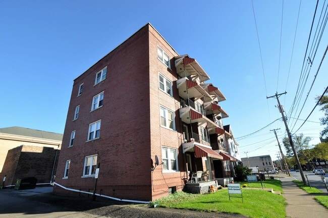 Building Photo - Large 2 -3 Bedroom Apartment in Heart of Beaver Falls! Central Air! NO APPLICATION FEE!!