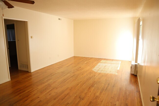 Interior Photo - 11811-11817 Beverly Blvd