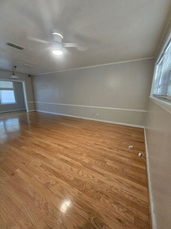 Building Photo - 3 bedroom 2 bathroom