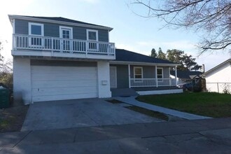 Building Photo - Spacious 2 Story Home With Lincoln Schools