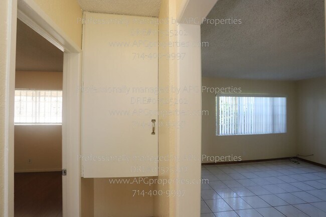 Building Photo - 830 E Anaheim St