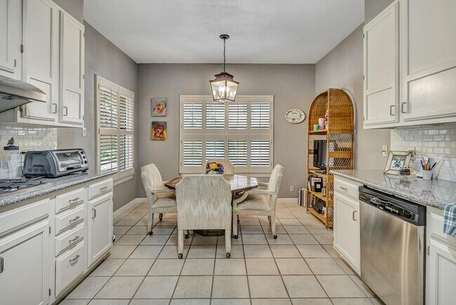 Building Photo - LUXURY 3-BEDROOM TOWNHOME IN ALAMO HEIGHTS