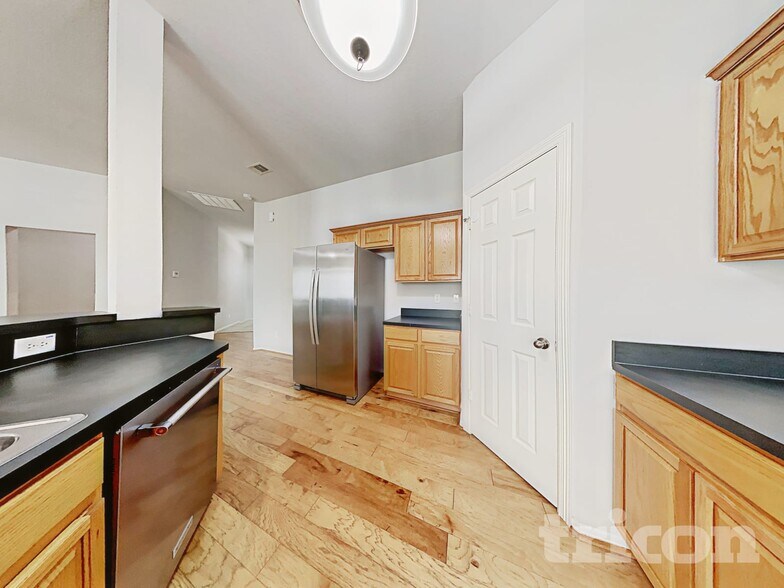 Building Photo - 2205 Highland Hills Dr