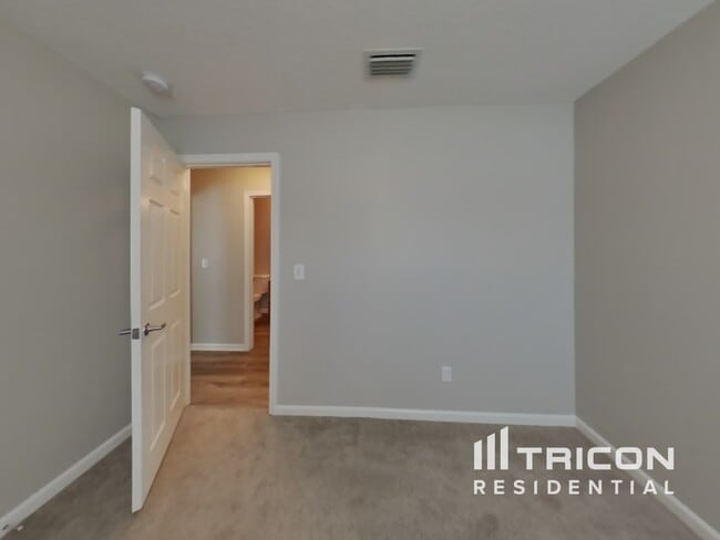 Building Photo - 5890 Round Table Rd