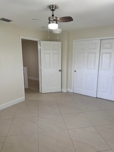 Building Photo - 881 Camellia Dr