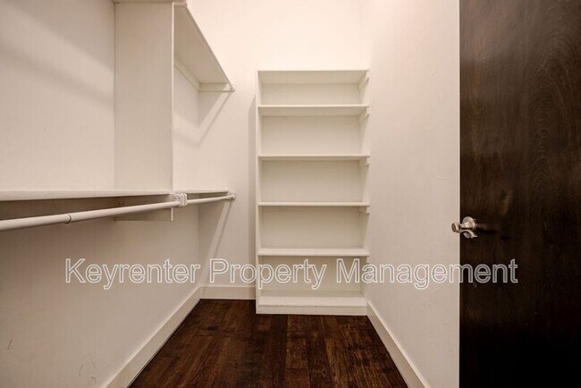 Building Photo - 727 NE 5th St