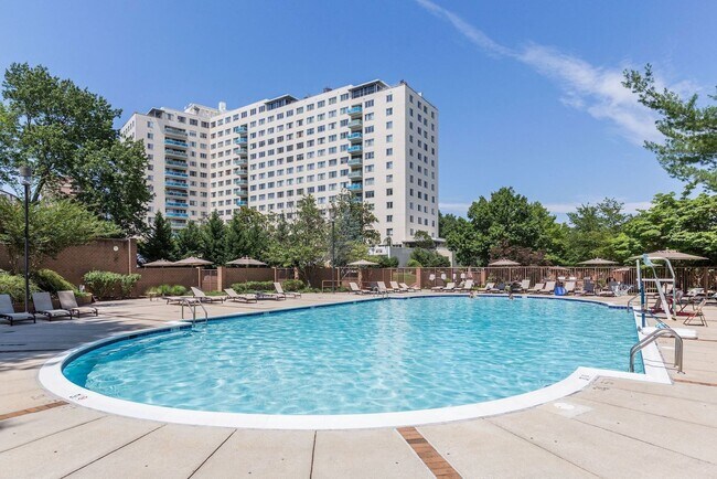 Building Photo - 1 Bed 1 Bath - Rockville Condo - Completel...
