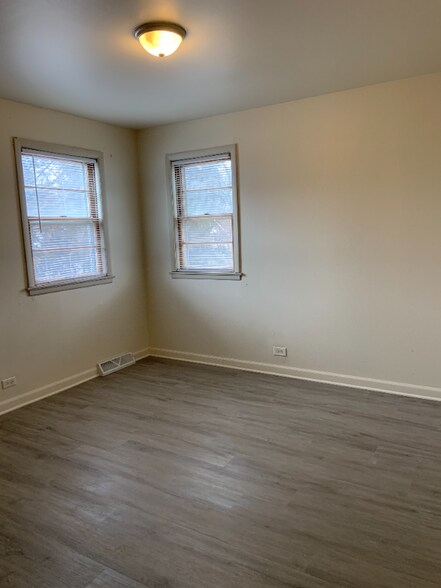 Building Photo - 100 Vana Dr