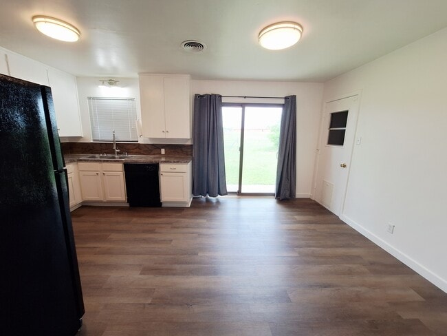 Building Photo - 907 Jefferis Ave