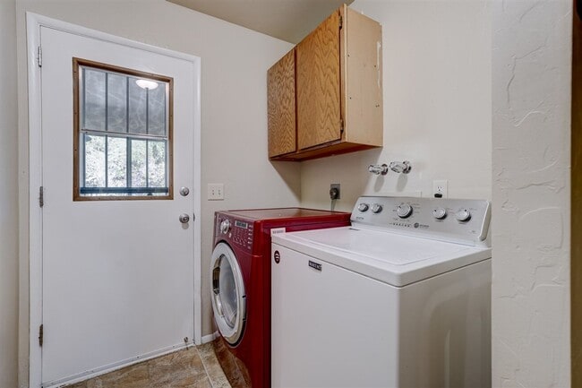 Building Photo - 3 bedroom, 3 bath home close to downtown P...