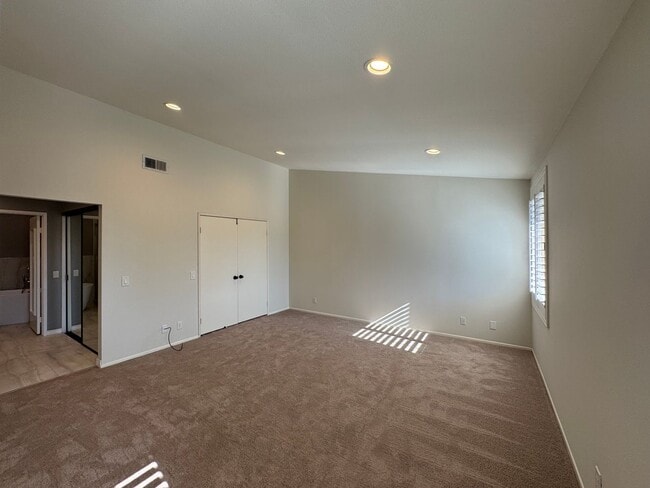 Building Photo - Charming 3Bd/2.5Ba w/Private Yard and New ...