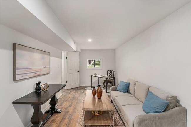 Building Photo - Beautiful Four Bedroom Home minutes from the Airport