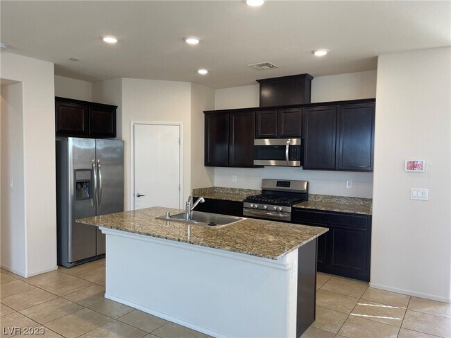 Building Photo - 2124 Del Aqua Ave