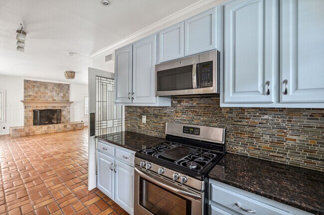 Building Photo - CHARMING 3-BEDROOM IN THE HEART OF ALAMO HEIGHTS