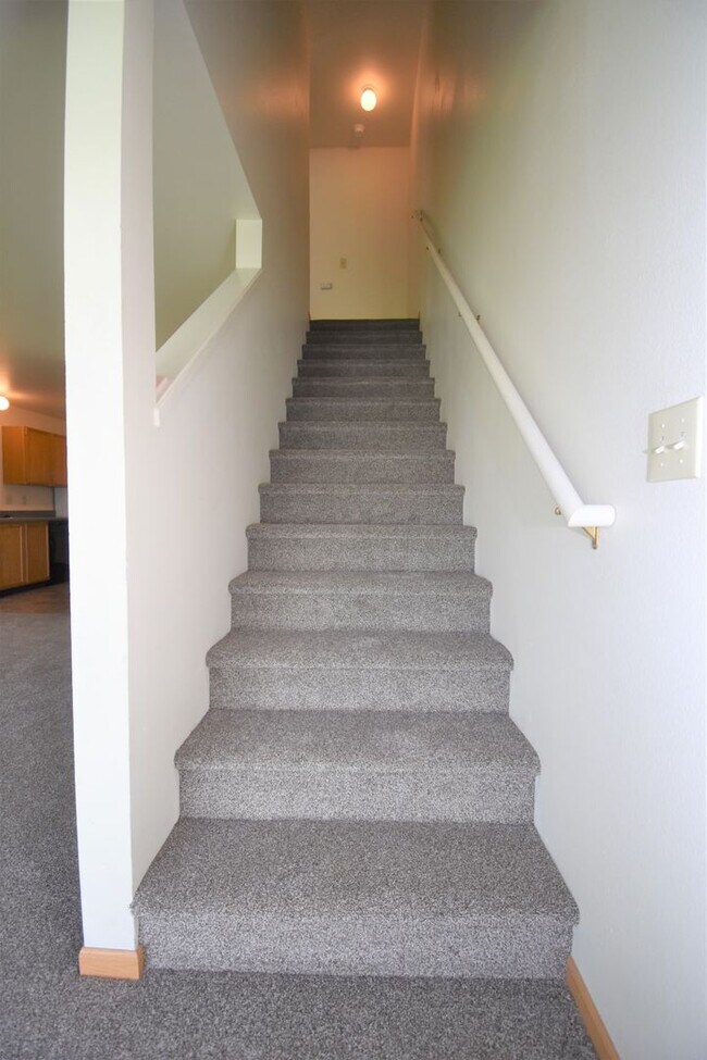 Building Photo - Nice Large 2 Bedroom 1 Bathroom Townhouse ...
