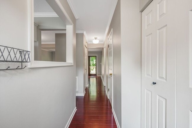 Building Photo - 128 Kings Mill Dr