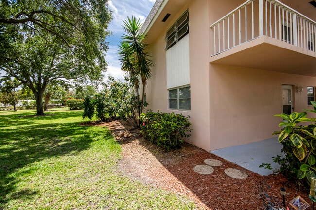 Building Photo - 18081 SE Country Club Dr