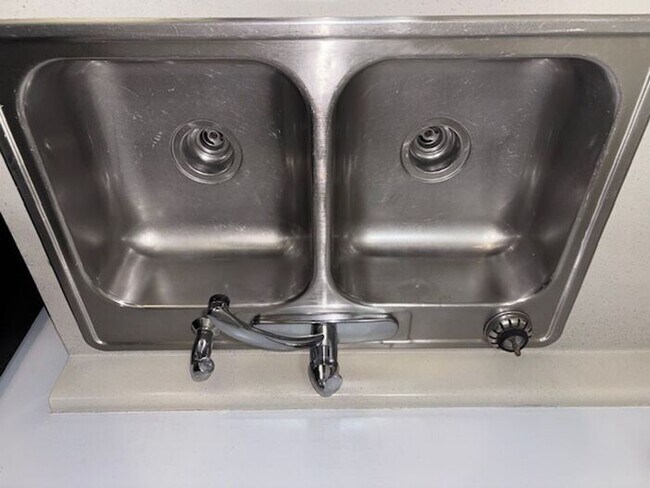 Building Photo - Recently Updated 3 Bedroom 1 Bath Home in ...