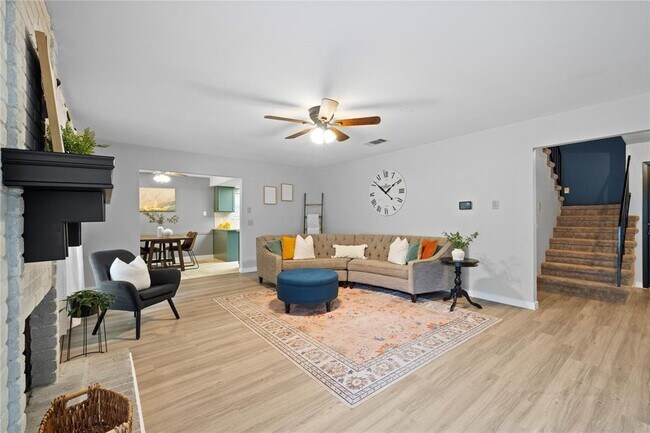 Building Photo - 1702 Oakridge Dr
