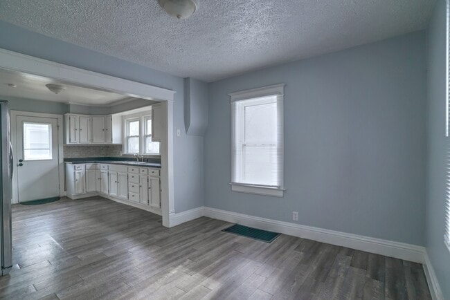 Building Photo - 415 E Lawrence St