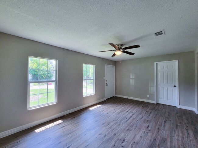 Building Photo - RECENTLY REMODELED 3 BEDROOM LEASE HOME