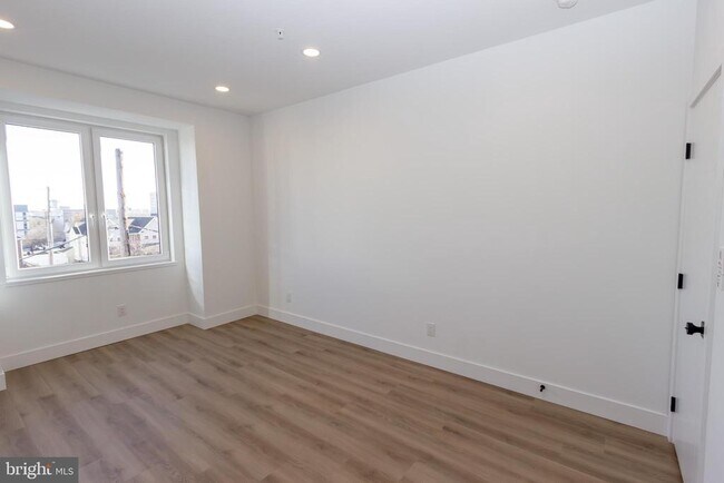Building Photo - 1544 N Darien St