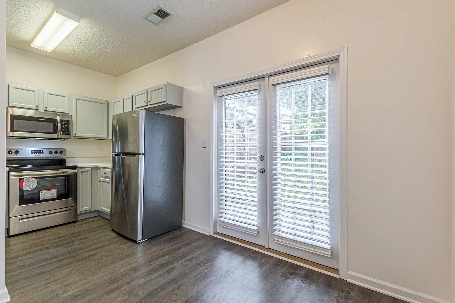Building Photo - Room in Condo on Ginnis Rd