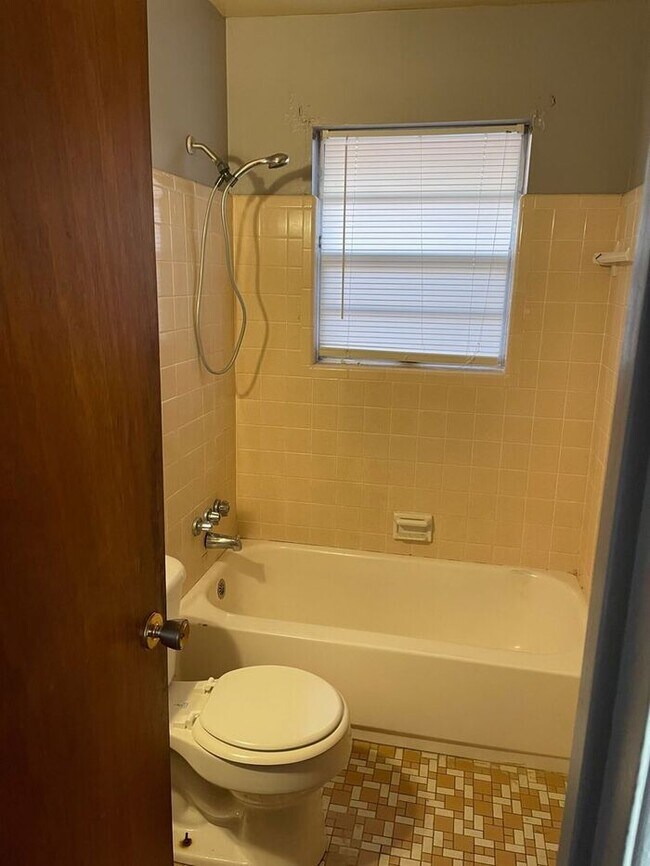 Building Photo - 1/1 Apartment Downtown Prattville!!!