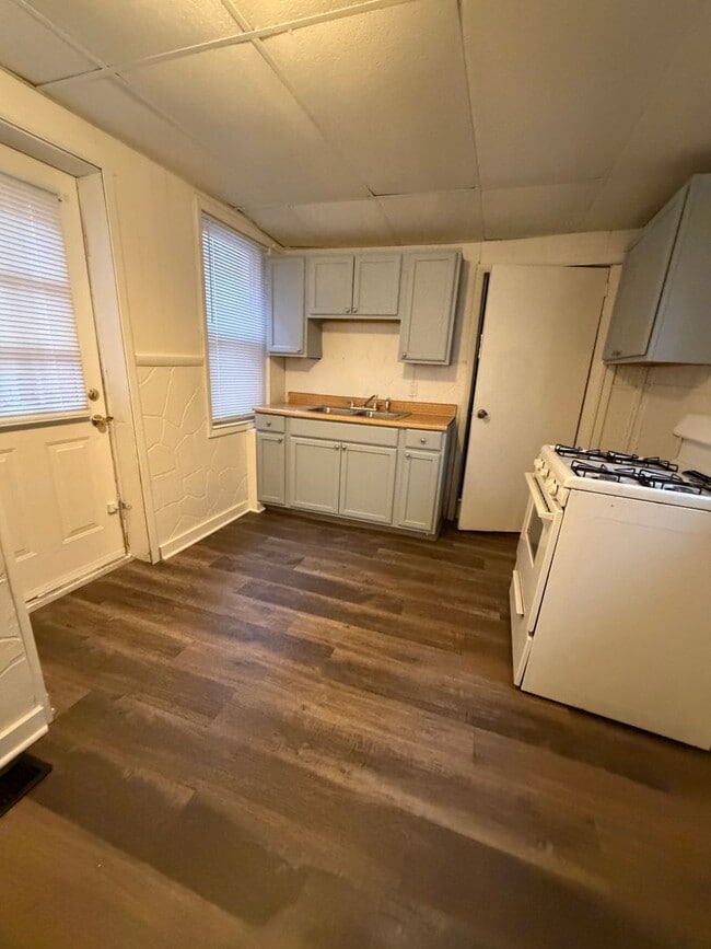 Building Photo - AVAILABLE FOR SHOWING 3!!! BR/1 BA.