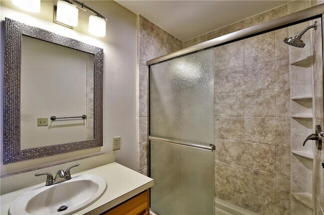 Building Photo - 127 Columbine Dr
