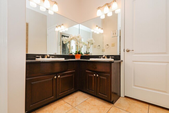 Building Photo - 707 St James Dr