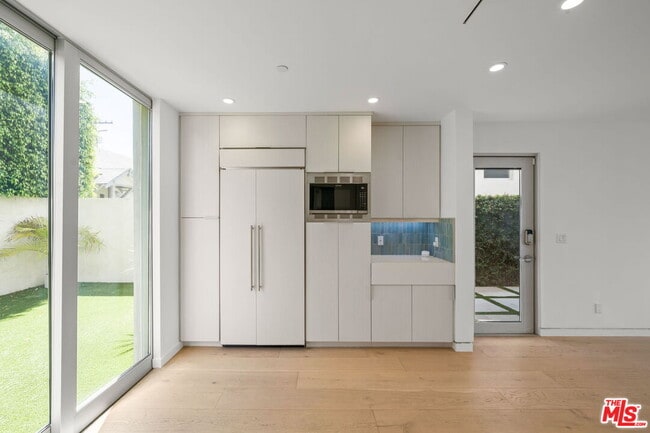 Building Photo - 808 Brooks Ave