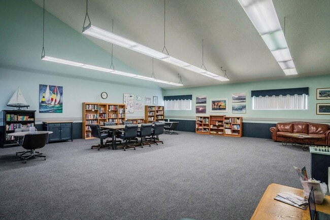 Building Photo - Spacious 3 + 2 Ocean View Condo - Prime Corner Location.