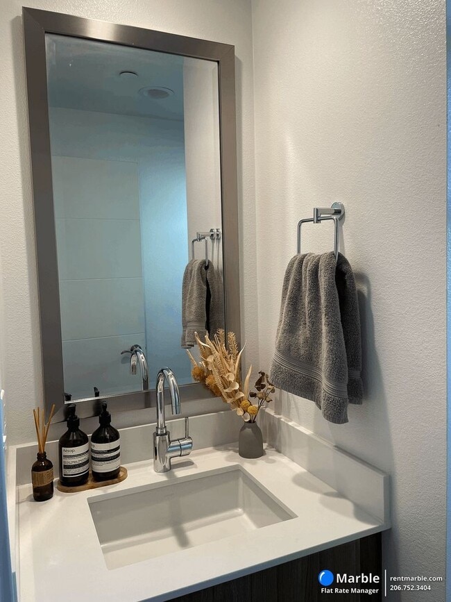 Building Photo - Modern 2-Bedroom, 2.5-Bath Townhome in Oakland