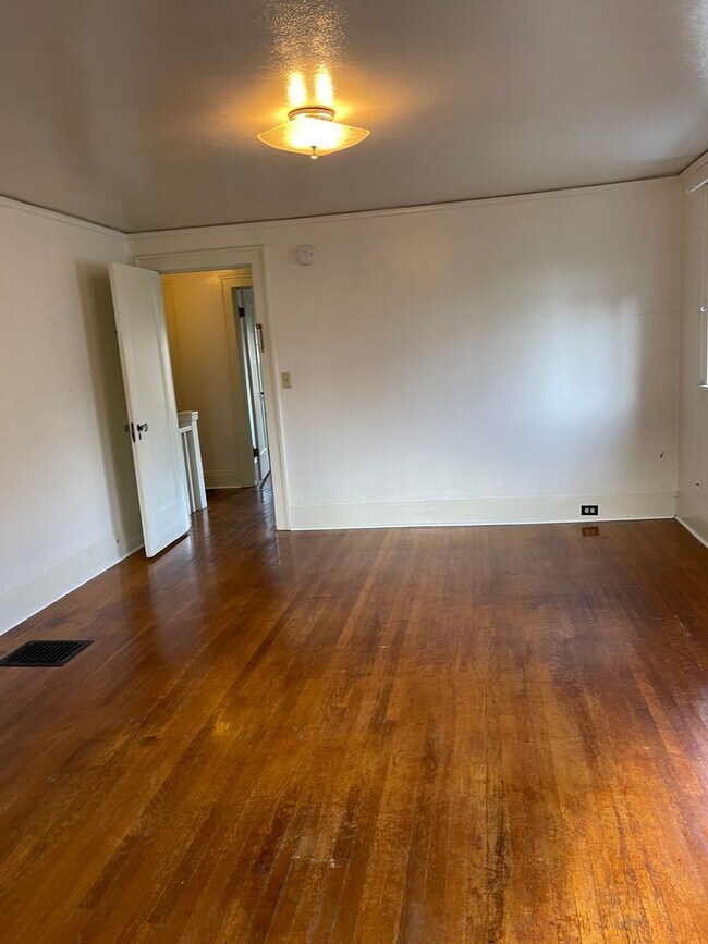 Building Photo - Cro02 - NW Northrup