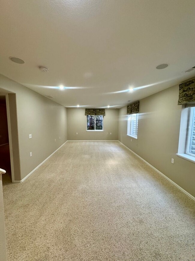 Building Photo - Beautiful home in with Stunning Mountain Views