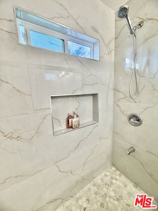 Building Photo - 2328 Pine St