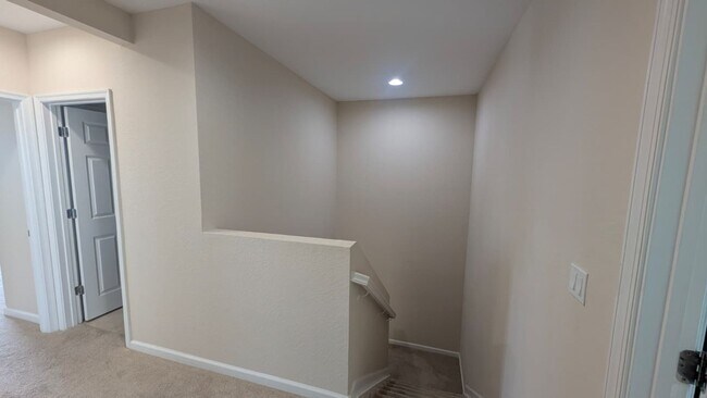 Building Photo - Spacious Townhome in Desirable Vizcaya Falls 3-bedroom, 2.5-bath townhome