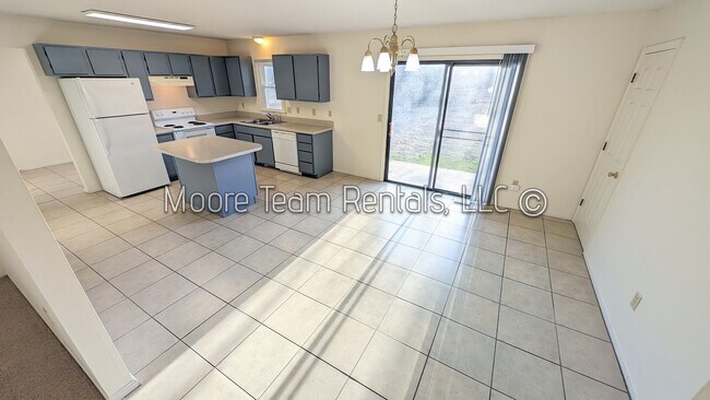 Building Photo - 2/2 & Office - Spacious Duplex