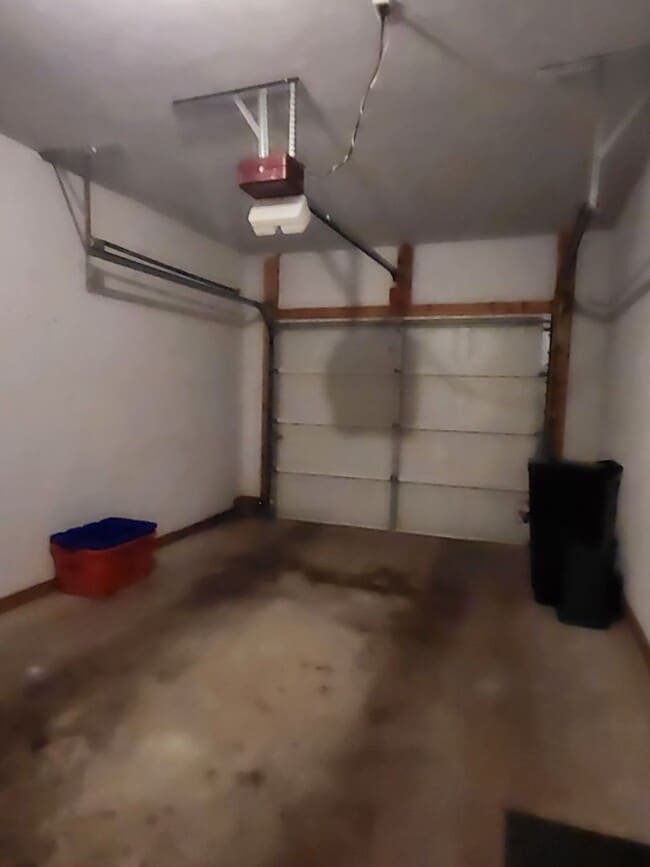 Building Photo - Move in Ready in NW Gainesville!